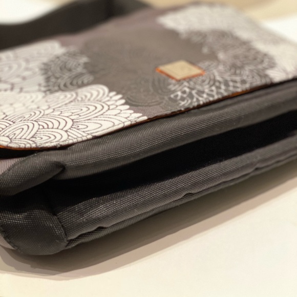 Black messenger bag - Picture 2 of 5